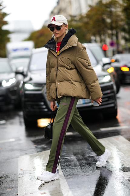 ragazza con bomber e stide strap pants