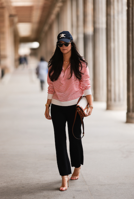 ragazza con maglia a righe bianche e rosse e pantaloni neri