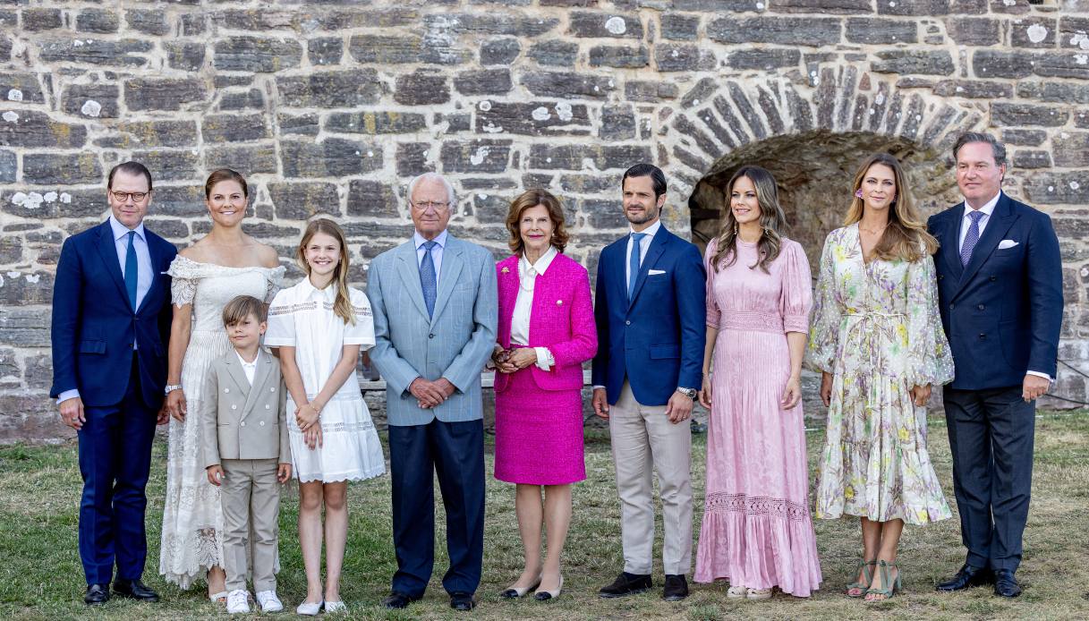 Il Principe Daniel, la Principessa Ereditaria Victoria, il Principe Oscar, la Principessa Estelle, il Re Carlo Gustavo, la Regina Silvia, il Principe Carlo Filippo, la Principessa Sofia, la Principessa Madeleine e Chris O'Neill partecipano ai festeggiamenti per il compleanno della principessa ereditaria a luglio 2023