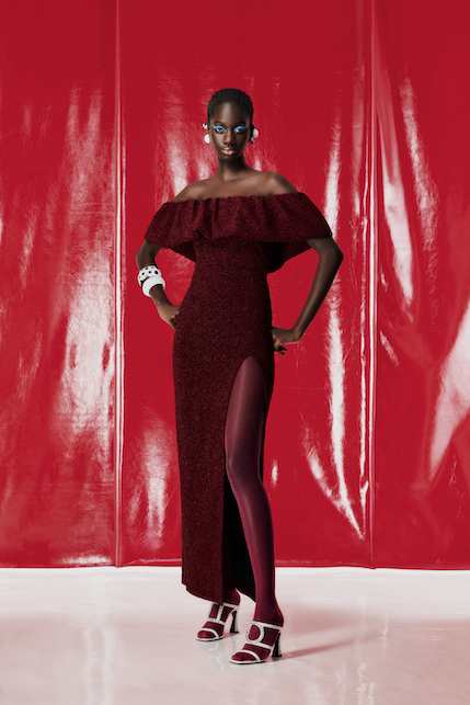 donna con abito in lurex rosso