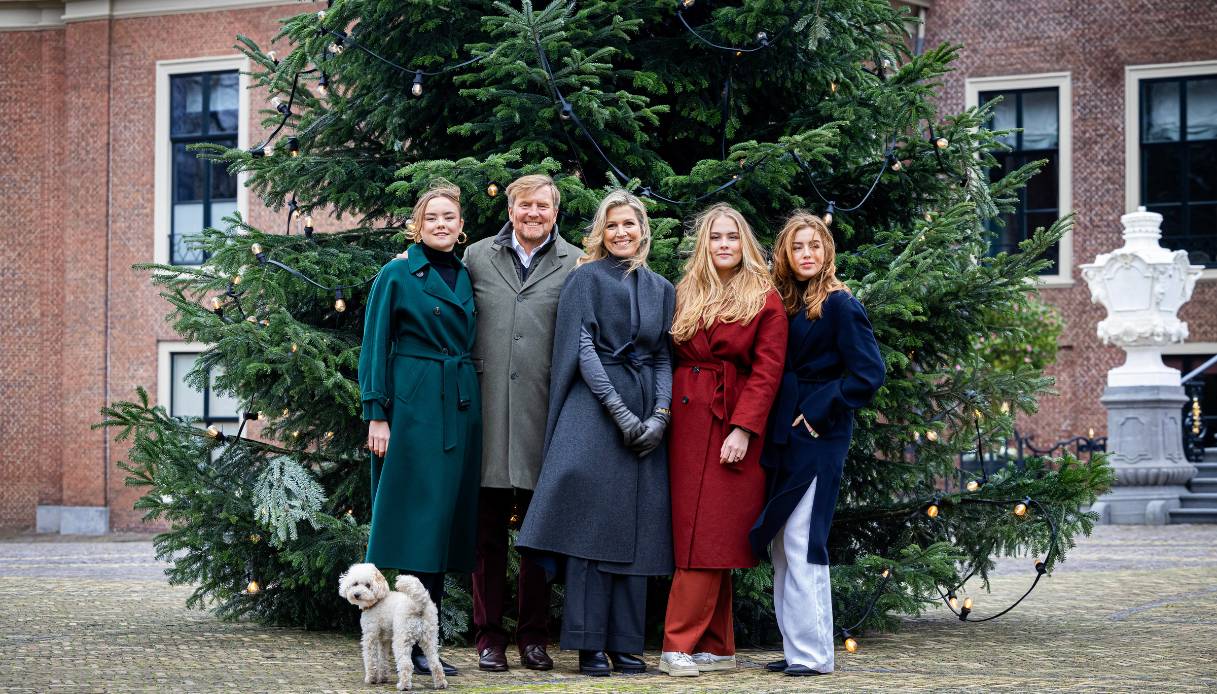 La Principessa Arianna, il Re Willem-Alexander dei Paesi Bassi, la Regina Maxima, la Principessa Amalia e la Principessa Alexia durante la sessione fotografica natalizia al Palazzo Huis ten Bosch il 22 dicembre 2023
