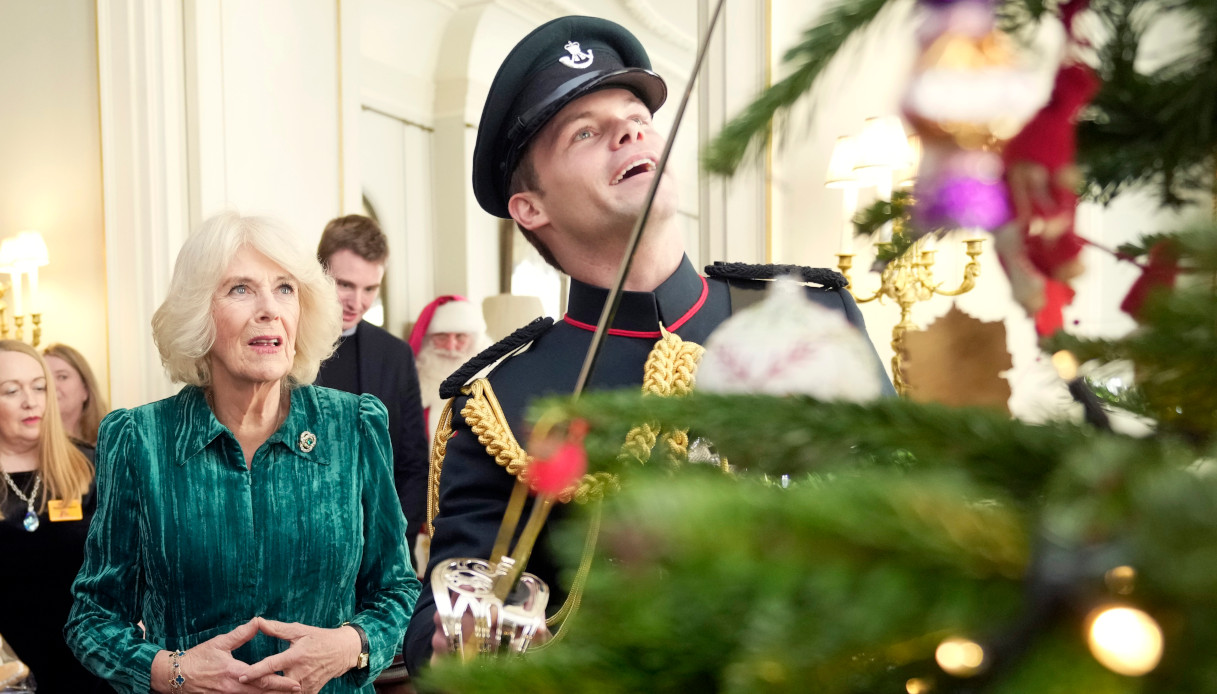 Decorazione dell'albero a Clarence House con la Regina Camilla