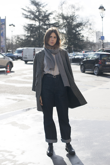 ragazza con jeans e blazer e stringate maschili