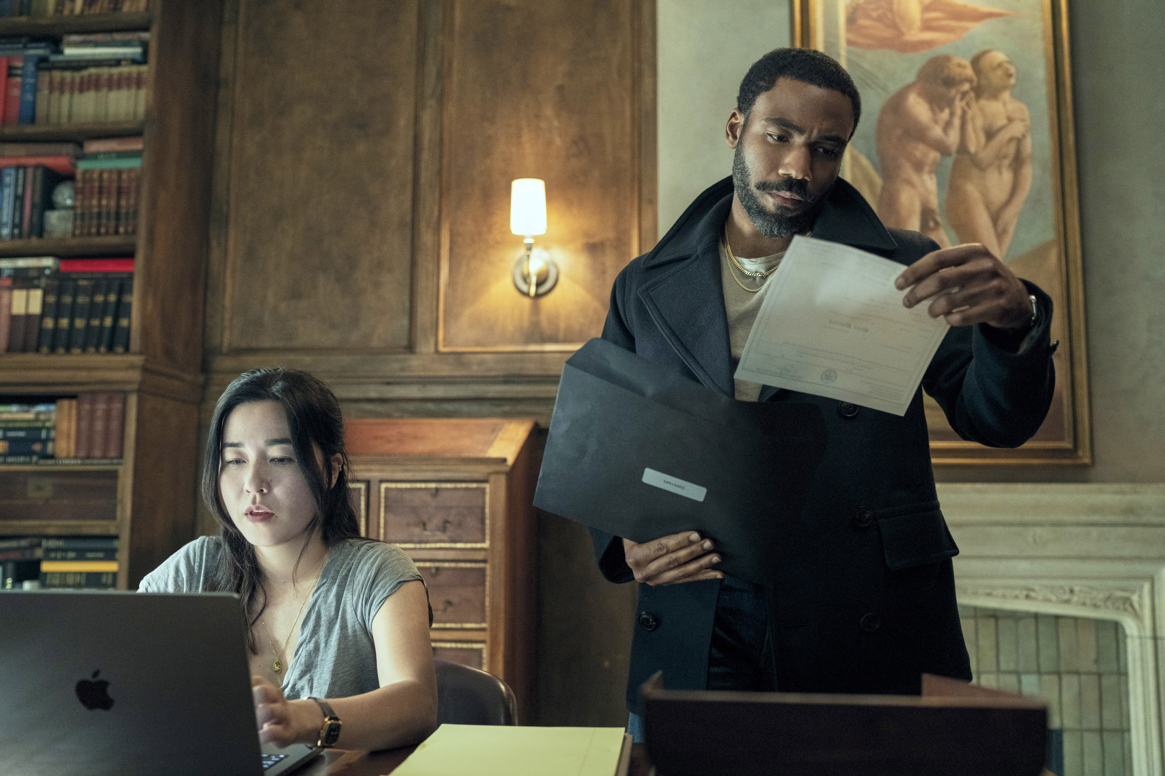 Donald Glover e Maya Erskine in "Mr. & Mrs. Smith"