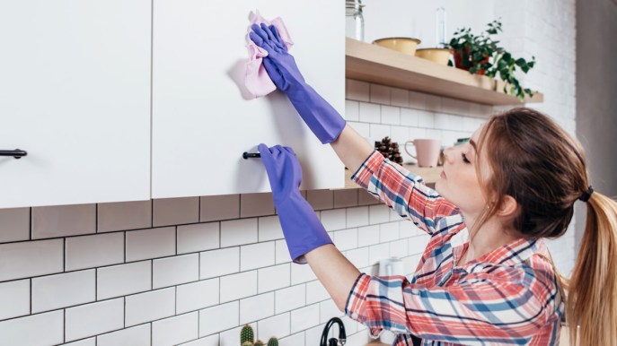 Come rimuovere le macchie di unto dai mobili della cucina