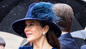 Mary di Danimarca: tacchi, piume e top. Primo evento da Regina senza inchino