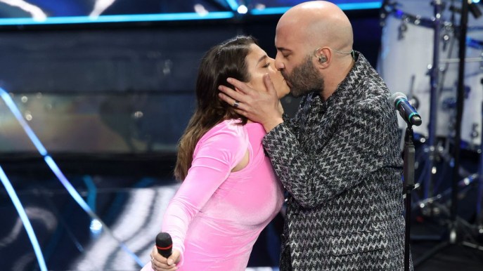 Il bacio tra Emma e Giuliano Sangiorgi: il FantaSanremo non c’entra