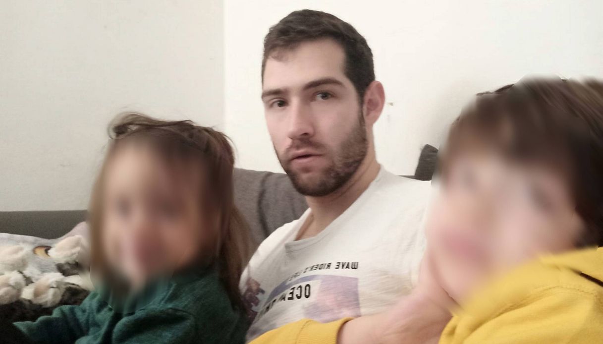 Il piccolo Eitan con papà Amit e il fratellino Tom