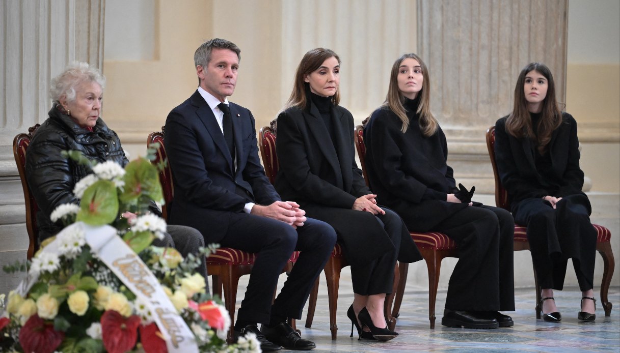 Maria Pia di Savoia, Emanuele Filiberto, la moglie Clotilde Courau, e le figlie, Vittoria e Luisa, alla camera ardente per Vittorio Emanuele di Savoia