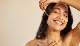 Le cause dei brufoli sul mento e i rimedi per ridurli e prevenirli