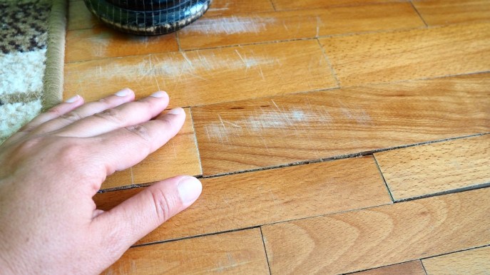 Parquet rovinato, i trucchi fai da te per ripristinarlo