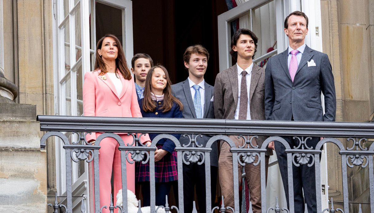 Il Principe Joachim di Danimarca, la Principessa Marie di Danimarca, Nikolai, Felix, Henrik e Athena al balcone del Palazzo di Amalienborg il 16 aprile 2023