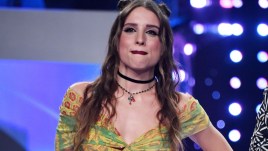 Angelina Mango cade sul palco a Sanremo: si rialza e sorride. Standing ovation per lei
