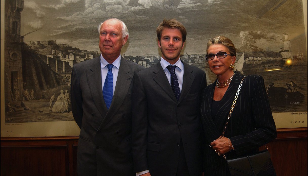 Il rientro in Italia dei Savoia: Vittorio Emanuele, Emanuele Filiberto e Marina Doria a Napoli nel 2003