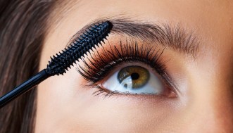 Le cause dei brufoli sul mento e i rimedi per ridurli e prevenirli