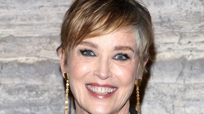 Sharon Stone, nuovo taglio e look audace alla Milano Fashion Week: a 65 anni mai così bella