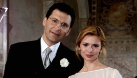 Debora Caprioglio ricorda Fabrizio Frizzi, l’incidente d’auto sul set: “Datemi un casco”
