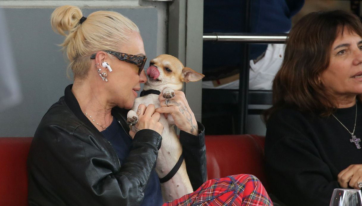 Paola Barale coccola il suo cane Rosita