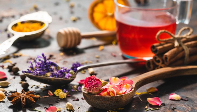 Tisana a base di malva e rosa