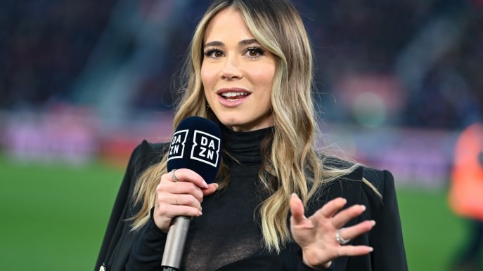 Diletta Leotta, il working look total black con dettaglio trasparente