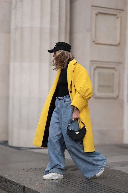 ragazza con jeans e giacca gialla
