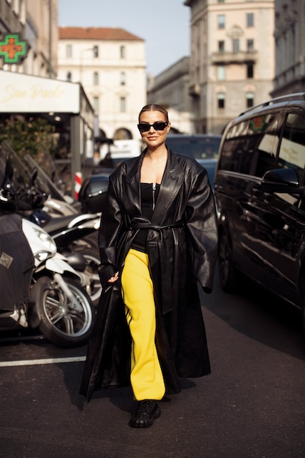 ragazza con completo nero e pantaloni gialli
