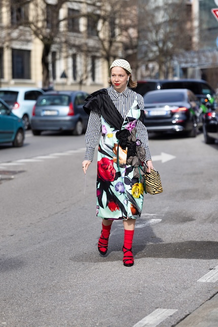 ragazza con camicia e righe e gonna a fiori mix and match