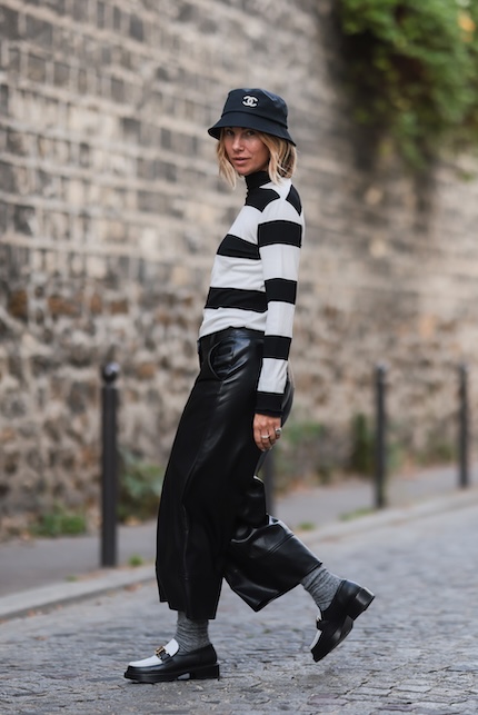 ragazza con maglia a righe bianche e nero, pantaloni culotte neri e mocassini