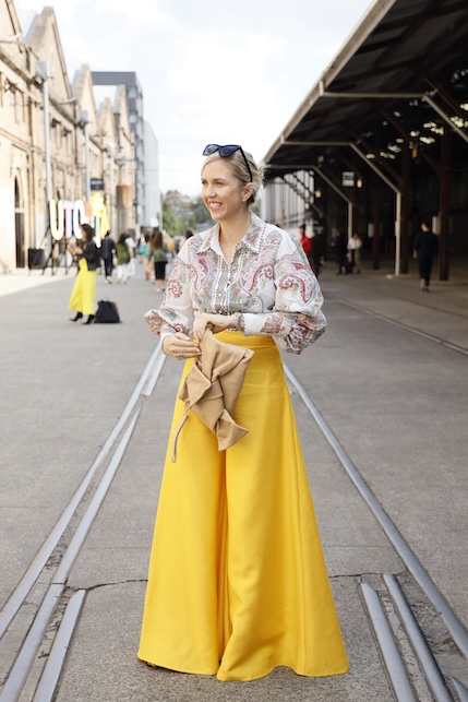 ragazza con pantaloni gialli