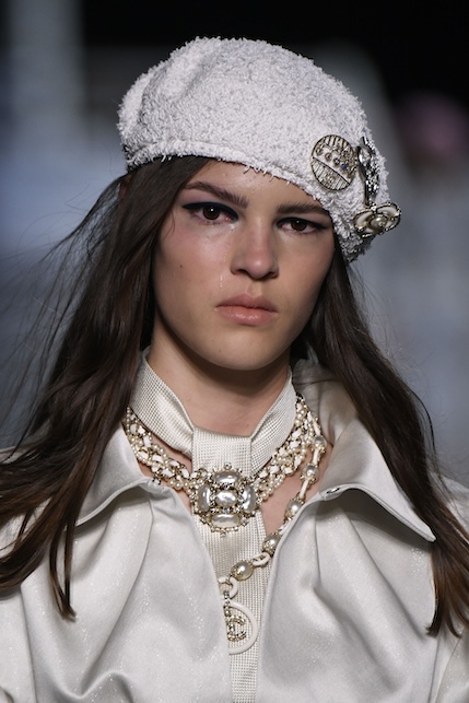 ragazza con spille sul basco bianco