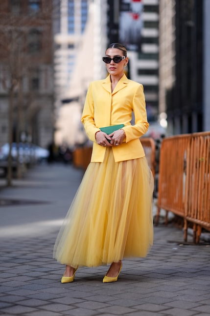 ragazza con abito giallo