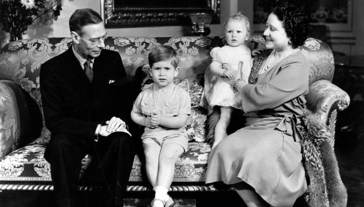 Re Giorgio VI e la Regina Elisabetta a Buckingham Palace con il Principe Carlo e la Principessa Anna nel 1951