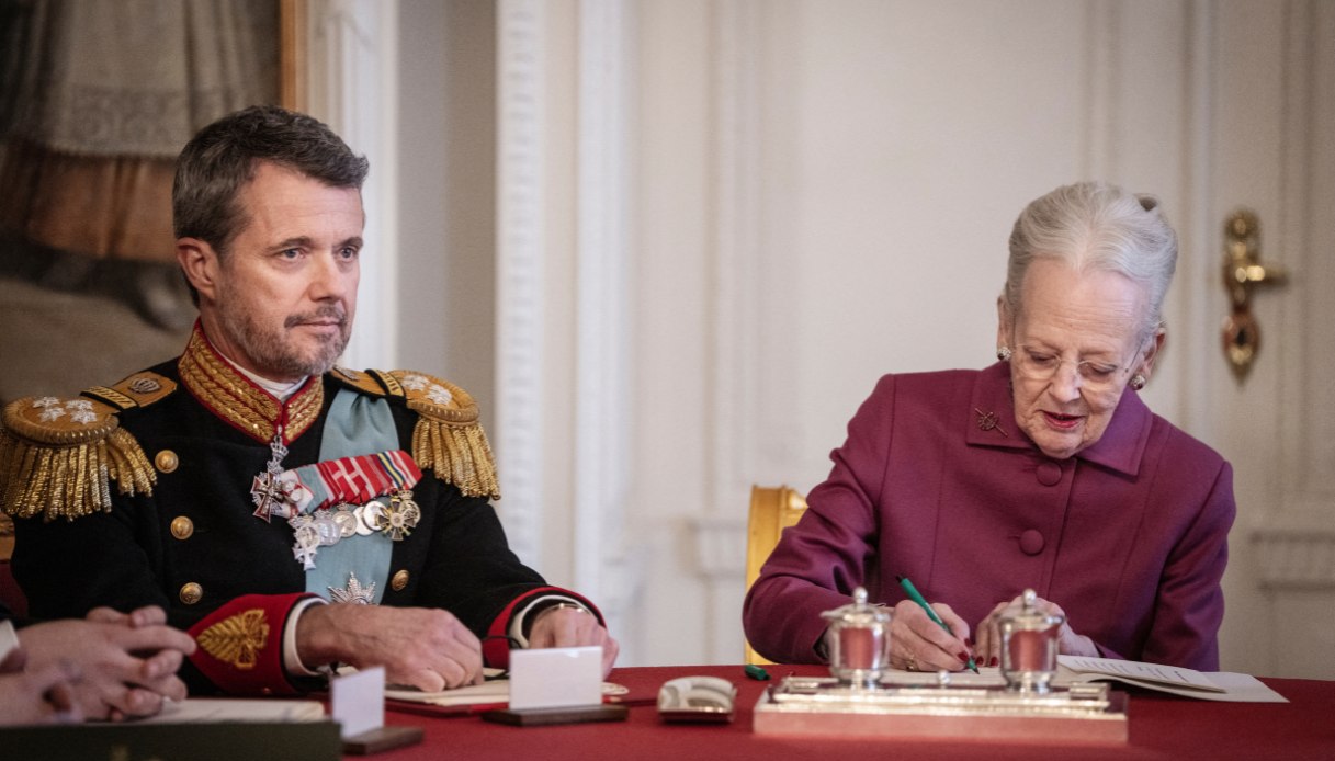 L'abdicazione di Margherita II, accanto a lei il figlio Federico X