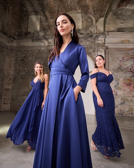 ragazze con abiti da cerimonia blu