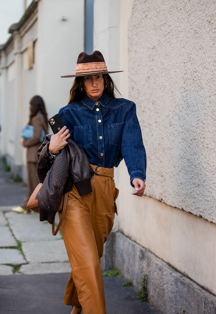 ragazza con cappello texano, camicia in jeans e pantaloni in pelle