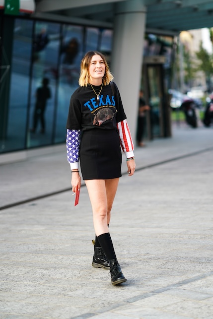 ragazza con maglia del texas nera e gonna nera