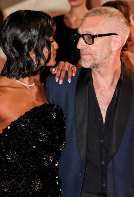 Vincent Cassel insieme a Narah Baptista