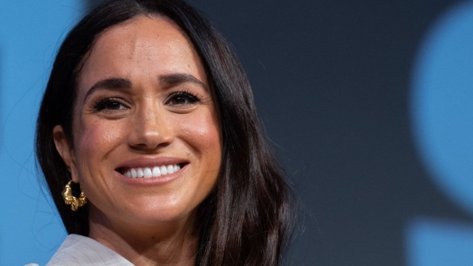 Meghan Markle look: gonna blu e maniche rimboccate per il tour in Nigeria