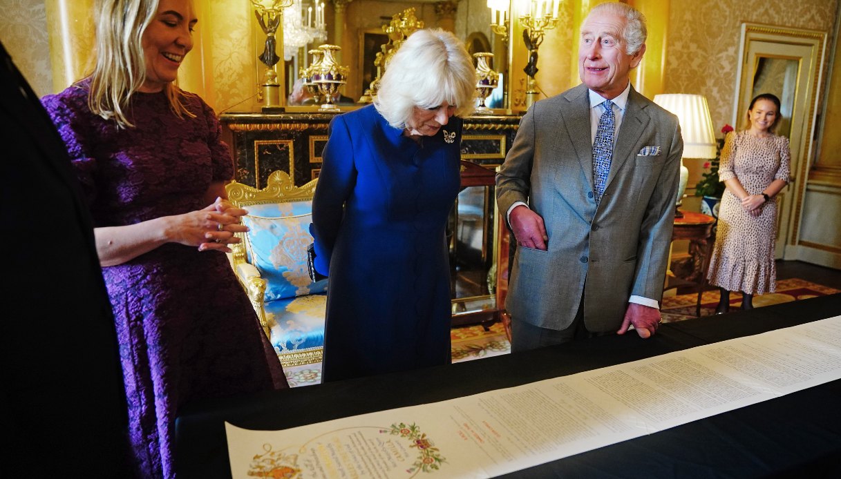 Camilla e Carlo ammirano il Coronation Roll