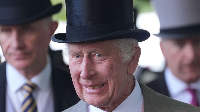 Re Carlo, ultime notizie. Apre un minigolf a Sandringham, mai caduto così in basso