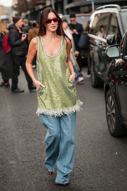 ragazza con party dress e jeans