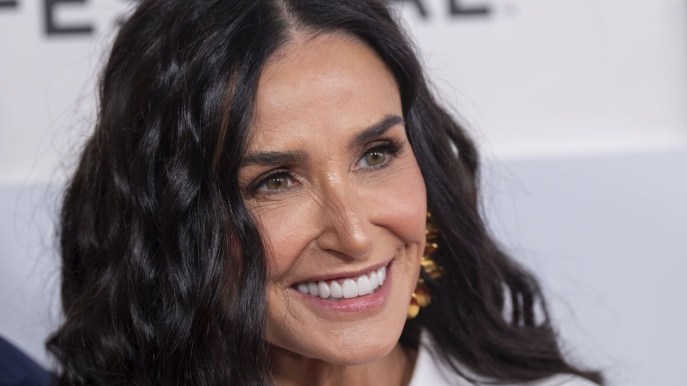 Demi Moore icona di stile, il look estivo è total white: il dettaglio da imitare
