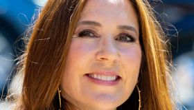 Mary di Danimarca in gessato azzurro al diploma del figlio, il completo salva estate