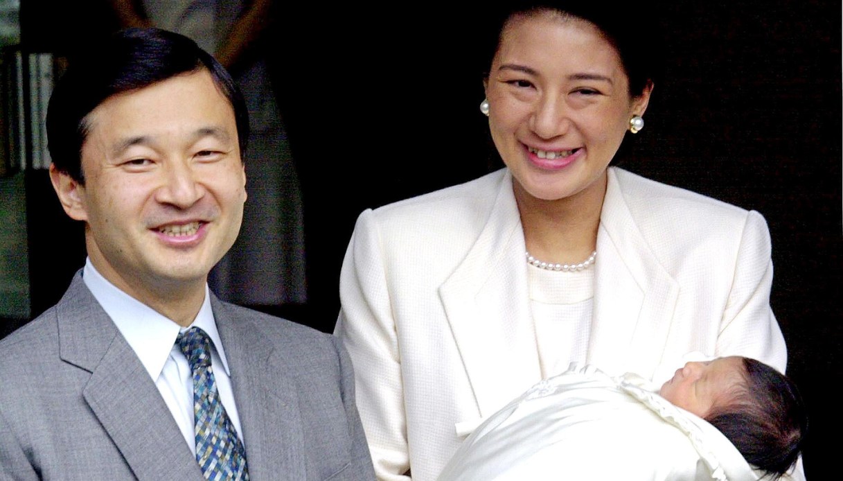 Naruhito e Masako all'uscita dall'ospedale con la figlia Aiko, nata da pochi giorni