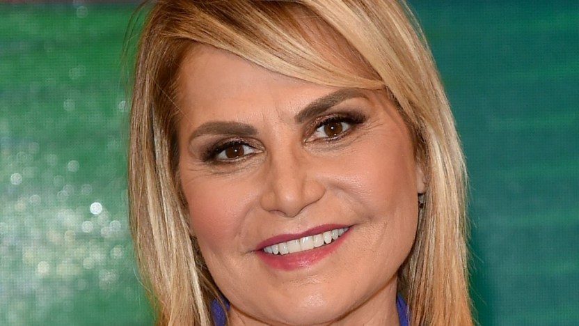 Simona Ventura col caschetto biondo, chi ha creato il suo look per il matrimonio
