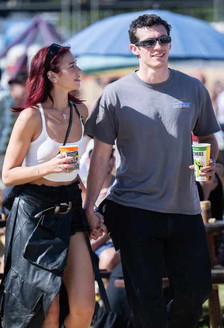 Callum Turner e Dua Lipa insieme al Glastonbury Festival