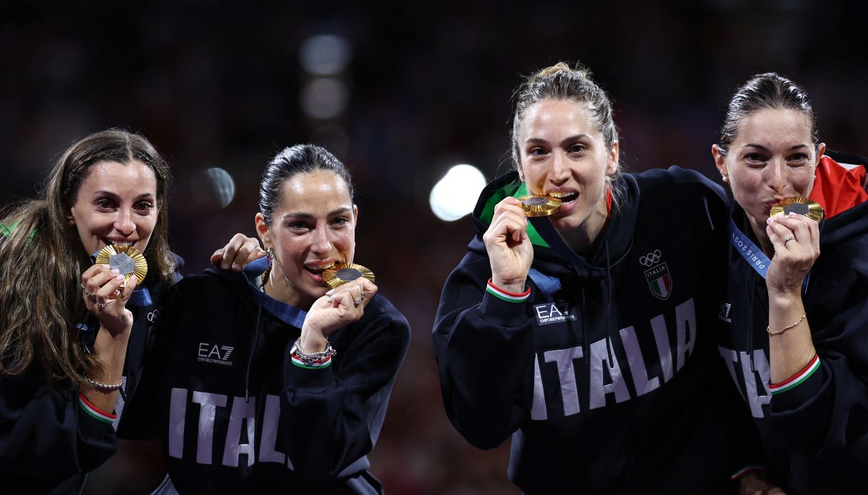 Le azzurre con la medaglia d'oro per la spada a squadre