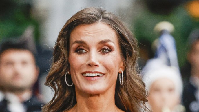 Letizia di Spagna, abito metallico per Michael Douglas: il look da Hollywood