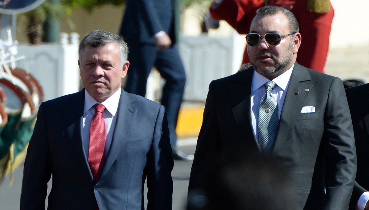 Il re del Marocco Mohammed VI cammina accanto al re di Giordania Abdullah II durante una cerimonia di benvenuto al Palazzo Reale nella città marocchina di Casablanca l'11 marzo 2015. 