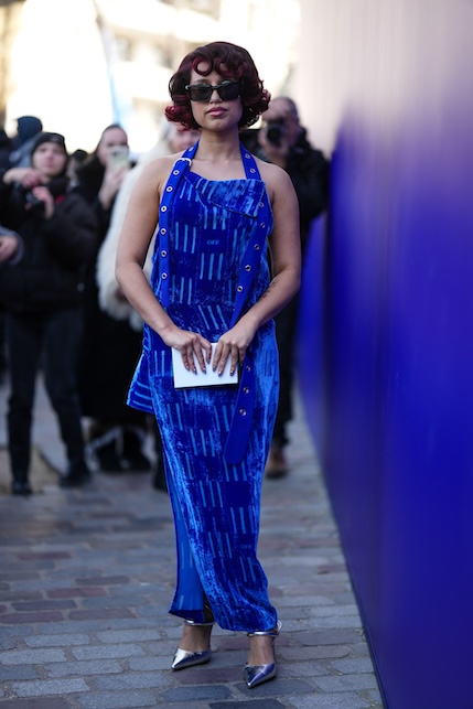 donna con abito bluette e scarpe argento